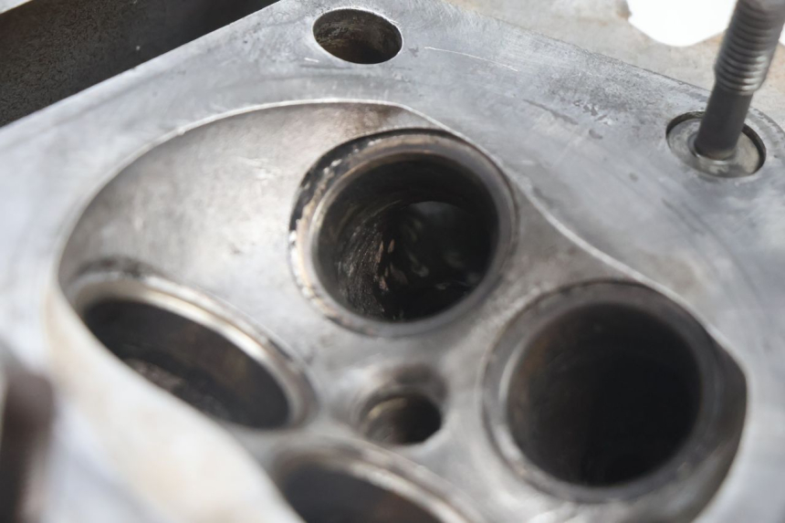 photo de GŁOWICA CYLINDRA SUZUKI DR S 600 (1985 - 1989) - Alternatywny kąt