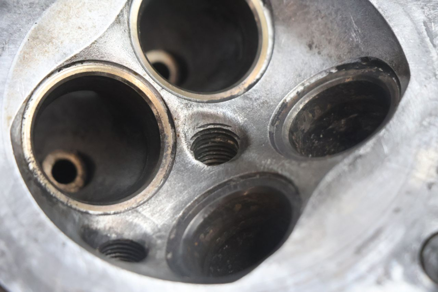 photo de GŁOWICA CYLINDRA SUZUKI DR S 600 (1985 - 1989) - Widok profilu
