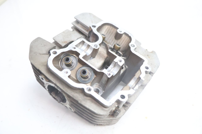 photo de GŁOWICA CYLINDRA SUZUKI DR S 600 (1985 - 1989) - Inny kąt widzenia