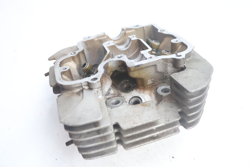 photo de GŁOWICA CYLINDRA SUZUKI DR S 600 (1985 - 1989) - Zbliżenie techniczne