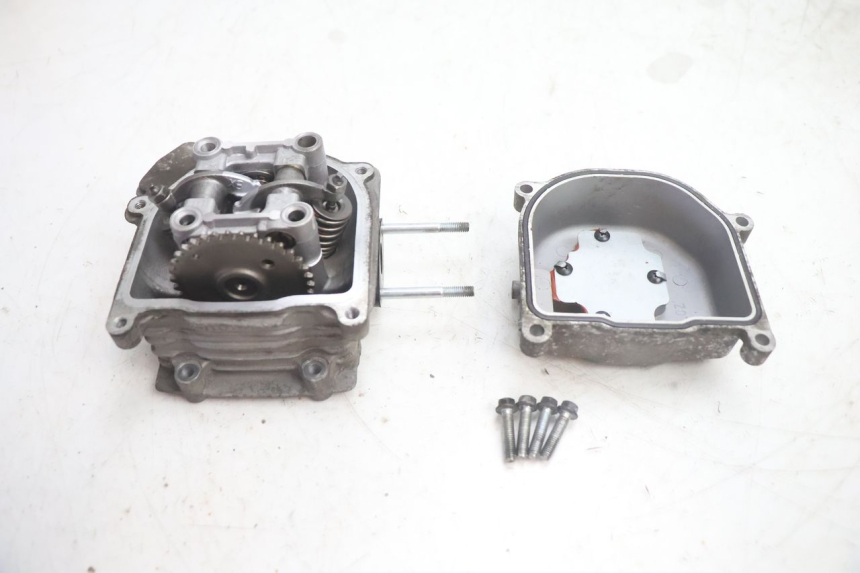 photo de GŁOWICA CYLINDRÓW JM MOTORS EVOLIS 4T 50 (2018 - 2022) - Zbliżenie komponentów