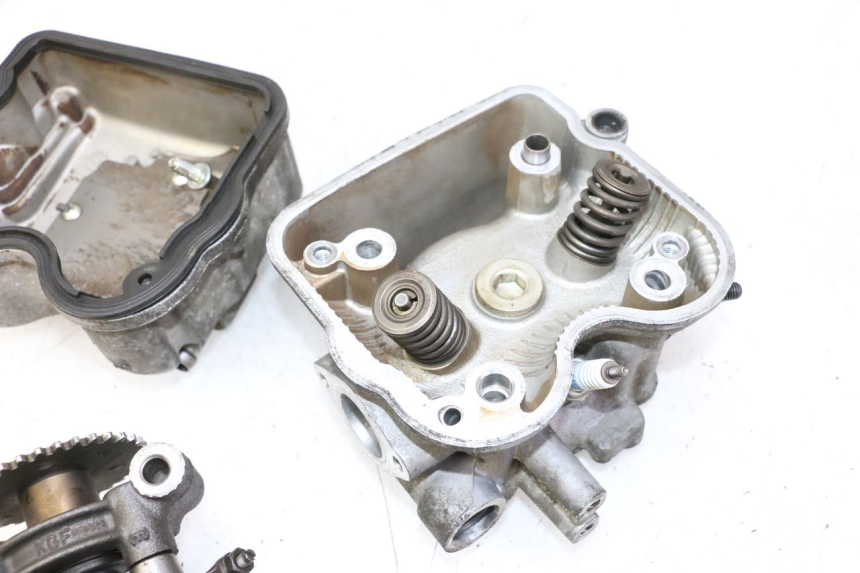 photo de GŁOWICA CYLINDRA HONDA FES S-WING SWING ABS 125 (2007 - 2015) - Zbliżenie komponentów