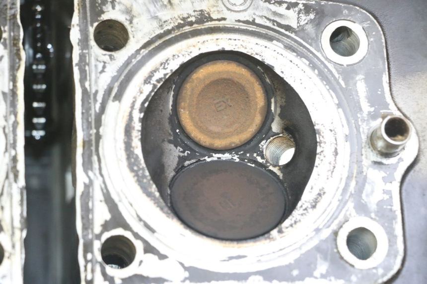 photo de GŁOWICA SILNIKA SUZUKI GS GSE 500 (2001 - 2003) - Zbliżenie komponentów