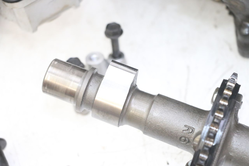 photo de GŁOWICA SILNIKA SUZUKI GS GSE 500 (2001 - 2003) - Struktura - zbliżenie