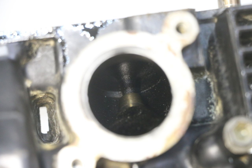 photo de GŁOWICA SILNIKA SUZUKI GS GSE 500 (2001 - 2003) - Zbliżenie techniczne