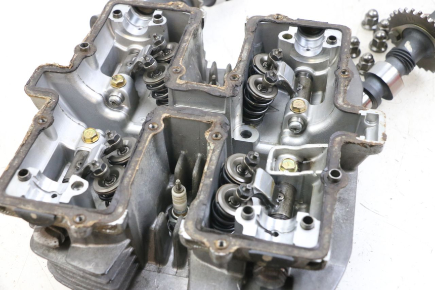 photo de GŁOWICA CYLINDRÓW SUZUKI GSX E 250 (1982 - 1983) - Zoom jakości