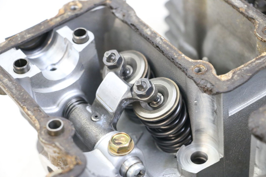 photo de GŁOWICA CYLINDRÓW SUZUKI GSX E 250 (1982 - 1983) - Zoom stanu zużycia