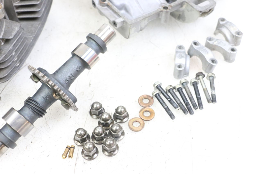 photo de GŁOWICA CYLINDRÓW SUZUKI GSX E 250 (1982 - 1983) - Inny kąt widzenia