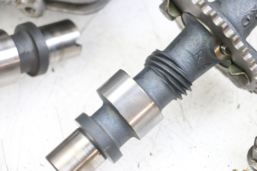 photo de GŁOWICA CYLINDRÓW SUZUKI GSX E 250 (1982 - 1983) - Zbliżenie techniczne