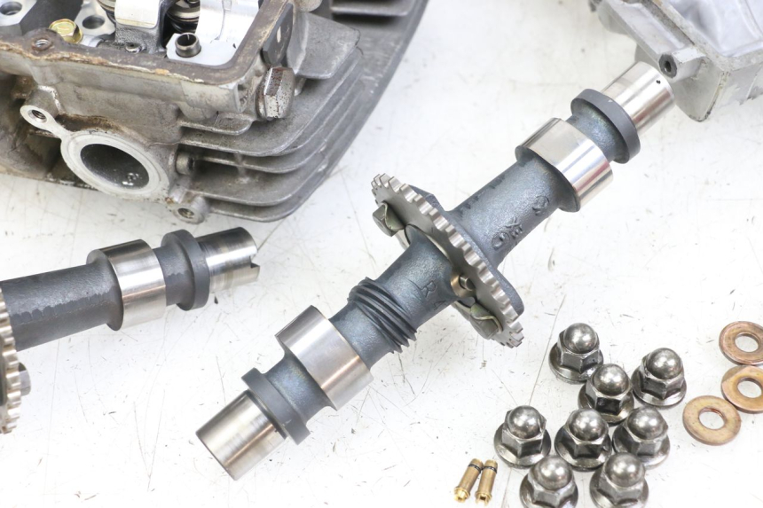 photo de GŁOWICA CYLINDRÓW SUZUKI GSX E 250 (1982 - 1983) - Punkty mocowania