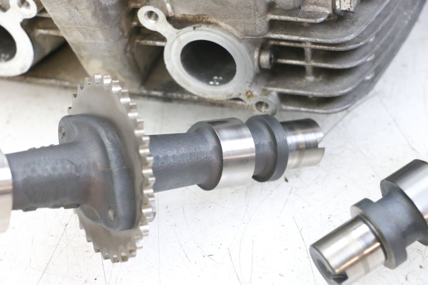 photo de GŁOWICA CYLINDRÓW SUZUKI GSX E 250 (1982 - 1983) - Stan powierzchni