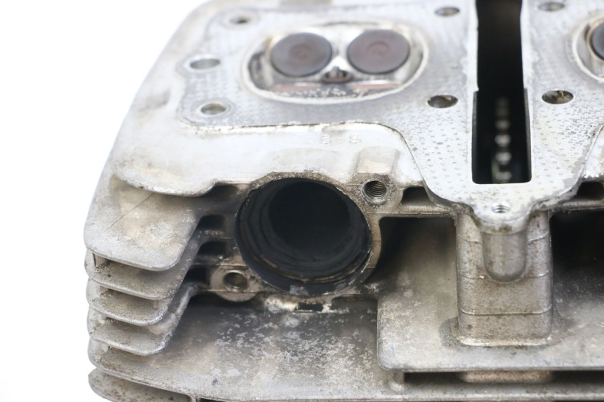 photo de GŁOWICA CYLINDRÓW SUZUKI GSX E 250 (1982 - 1983) - Inny kąt widzenia