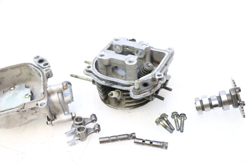 photo de GŁOWICA CYLINDRÓW PEUGEOT KISBEE 4T 50 (2010 - 2017) - Struktura - zbliżenie