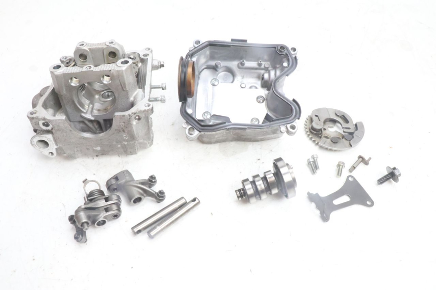 photo de GŁOWICA CYLINDRA YAMAHA N-MAX NMAX 125 (2021 - 2024) - Zbliżenie komponentów
