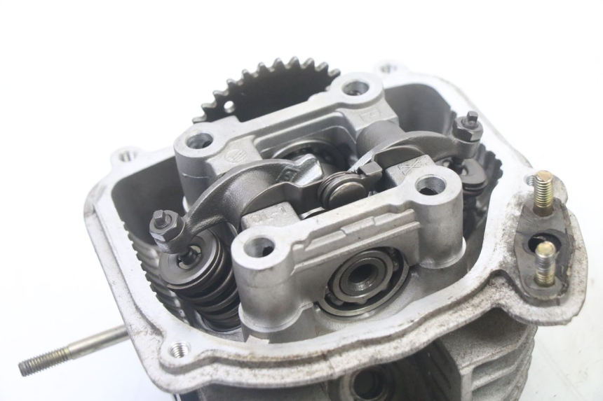 photo de GŁOWICA CYLINDRÓW PEUGEOT VIVACITY 125 (2010 - 2017) - Widok z bliska