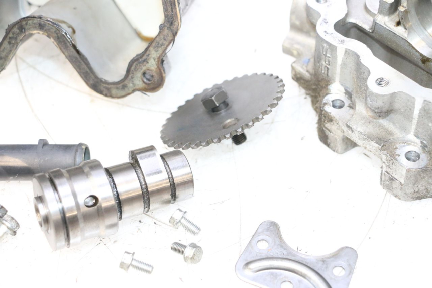 photo de GŁOWICA CYLINDRA PEUGEOT SATELIS COMPRESSOR K15 125 (2006 - 2009) - Inny kąt widzenia
