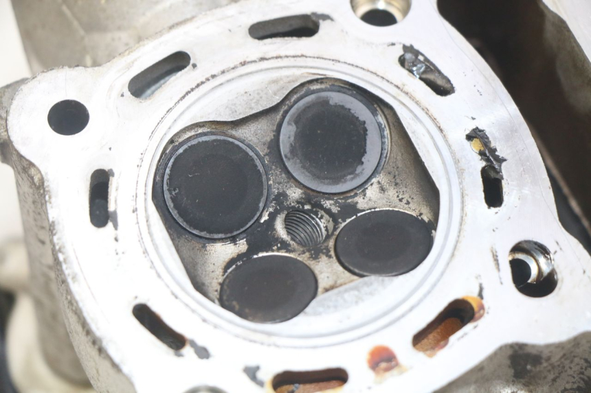 photo de GŁOWICA CYLINDRÓW PEUGEOT SATELIS 125 (2010 - 2012) - Inny kąt widzenia