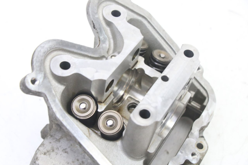 photo de GŁOWICA SILNIKA PEUGEOT SATELIS 125 (2013 - 2018) - Inny kąt widzenia