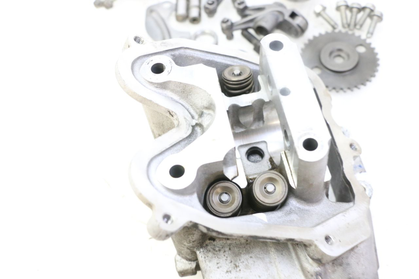 photo de GŁOWICA SILNIKA PEUGEOT SATELIS 125 (2013 - 2018) - Struktura - zbliżenie