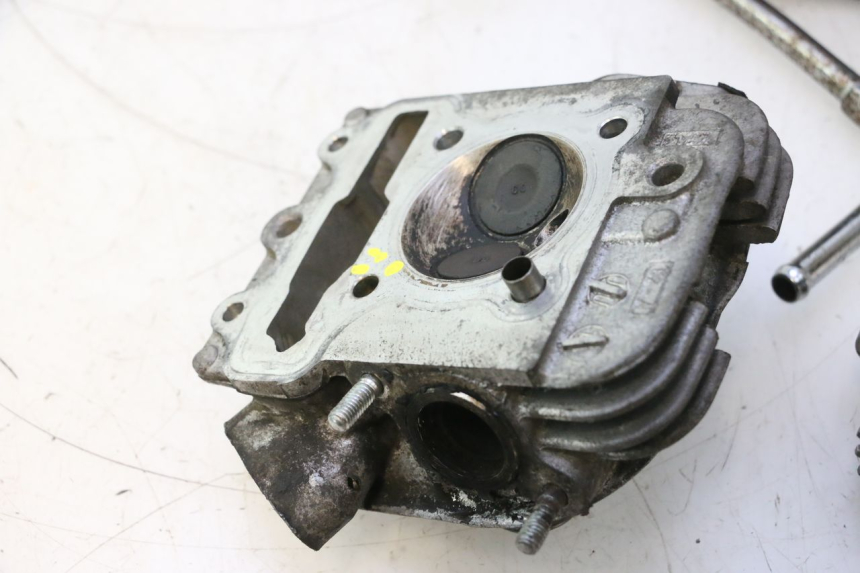 photo de GŁOWICA SILNIKA HONDA SCV LEAD 100 (2003 - 2007) - Alternatywny kąt