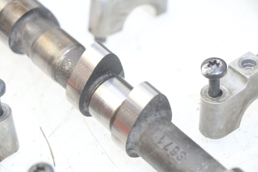 photo de GŁOWICA CYLINDRÓW TRIUMPH SPRINT ST 955 (1999 - 2001) - Zbliżenie techniczne