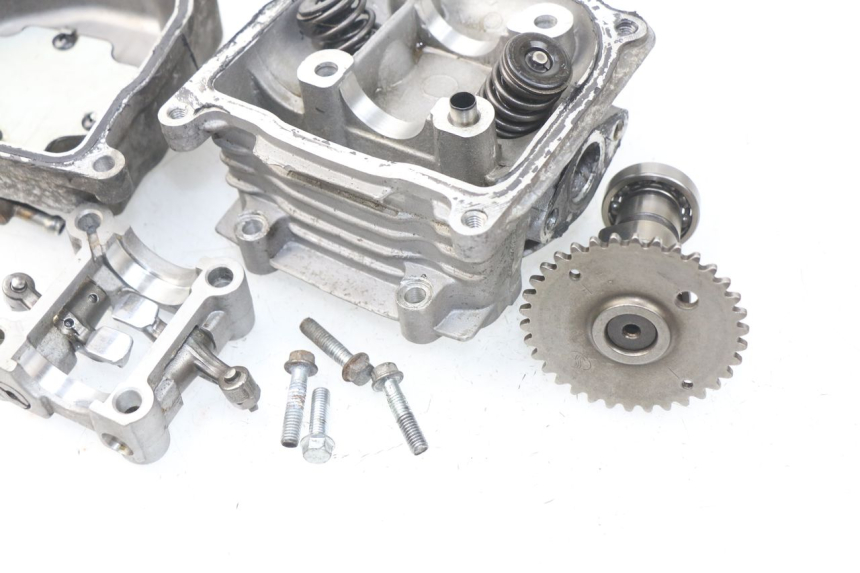 photo de GŁOWICA CYLINDRÓW PEUGEOT V-CLIC VCLIC 50 (2007 - 2013) - Zbliżenie komponentów