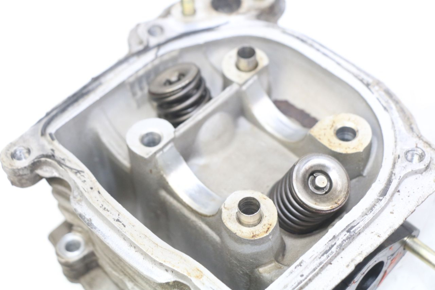 photo de GŁOWICA CYLINDRÓW PEUGEOT V-CLIC VCLIC 50 (2007 - 2013) - Widok z bliska