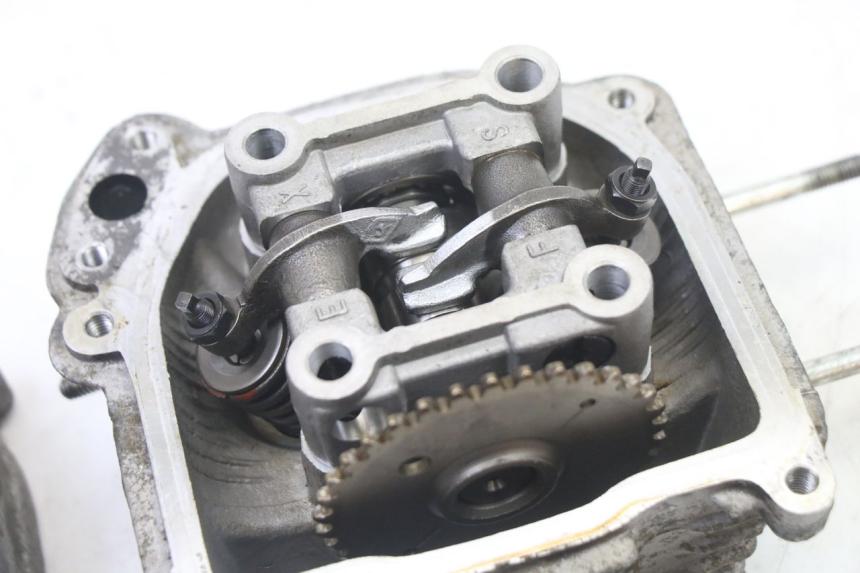 photo de GŁOWICA CYLINDRÓW PEUGEOT V-CLIC VCLIC 50 (2007 - 2013) - Struktura - zbliżenie