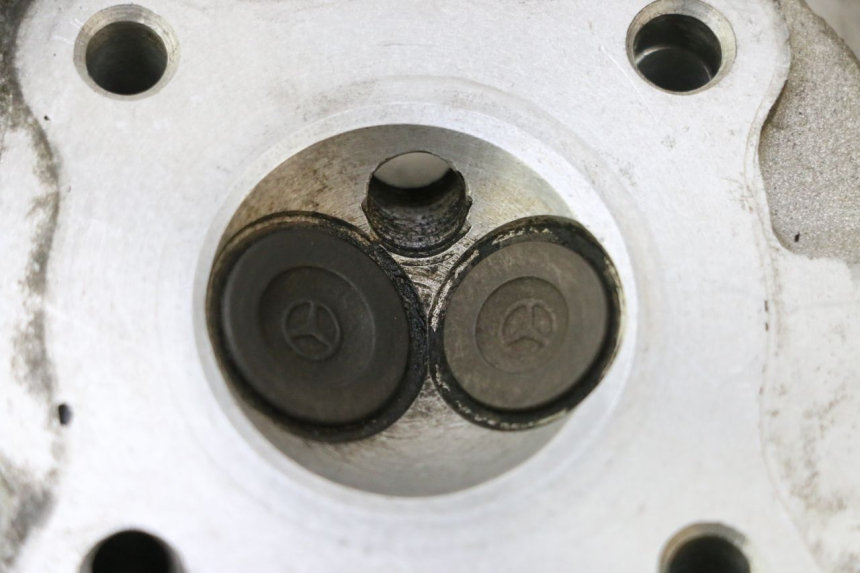 photo de GŁOWICA CYLINDRÓW PEUGEOT V-CLIC VCLIC 50 (2007 - 2013) - Struktura - zbliżenie