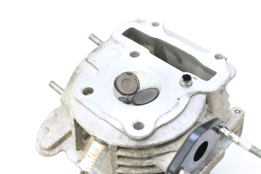photo de GŁOWICA CYLINDRÓW PEUGEOT V-CLIC VCLIC 50 (2007 - 2013) - Zbliżenie techniczne