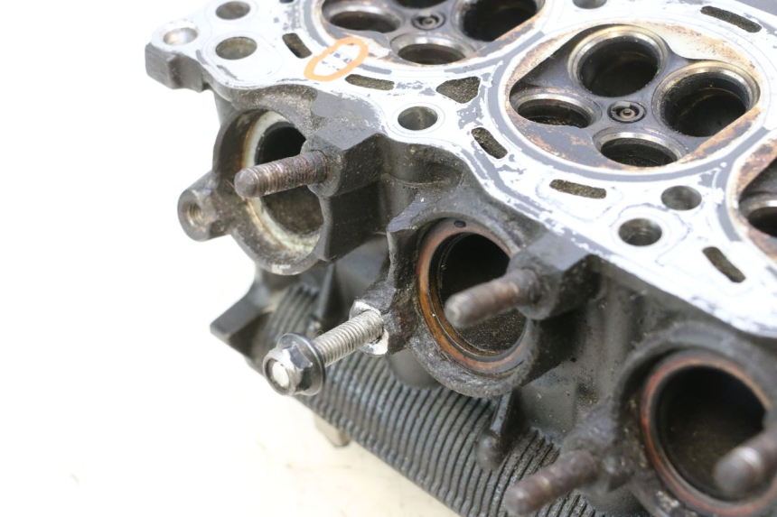 photo de GŁOWICA CYLINDRÓW YAMAHA XJ6 ABS 600 (2008 - 2016) - Zbliżenie techniczne