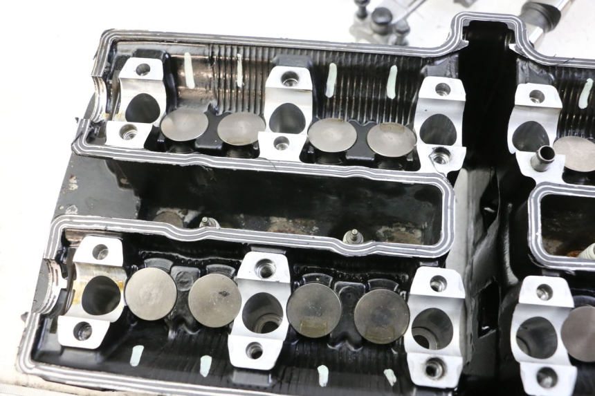 photo de GŁOWICA CYLINDRÓW YAMAHA FZS FAZER 600 (2001 - 2003) - Struktura - zbliżenie