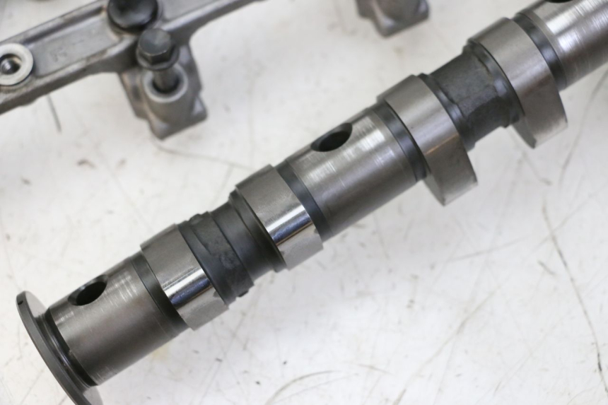 photo de GŁOWICA CYLINDRÓW YAMAHA FZS FAZER 600 (2001 - 2003) - Zbliżenie techniczne