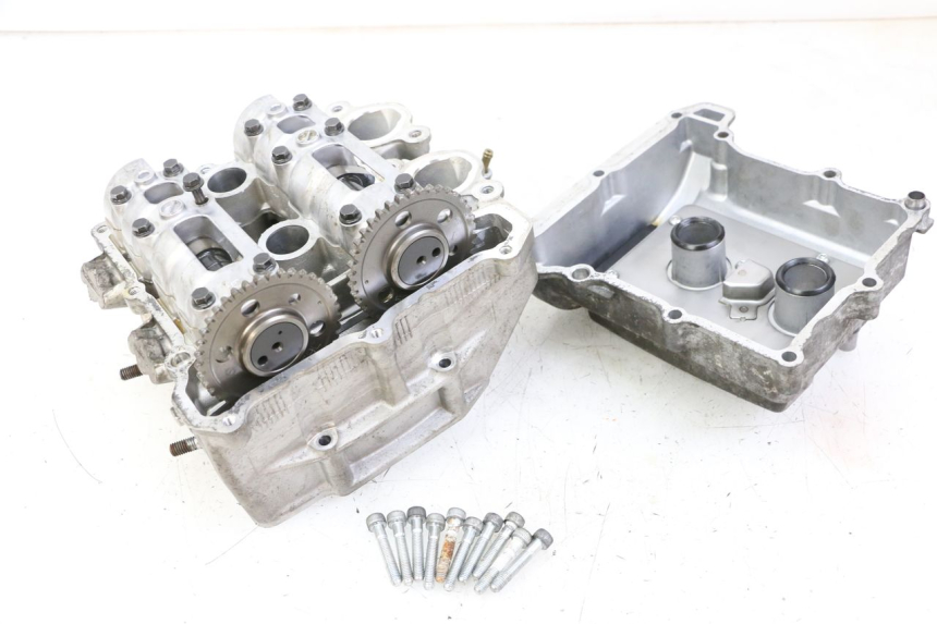 photo de GŁOWICA CYLINDRÓW YAMAHA YP T-MAX TMAX 530 (2017 - 2020) - Zbliżenie komponentów