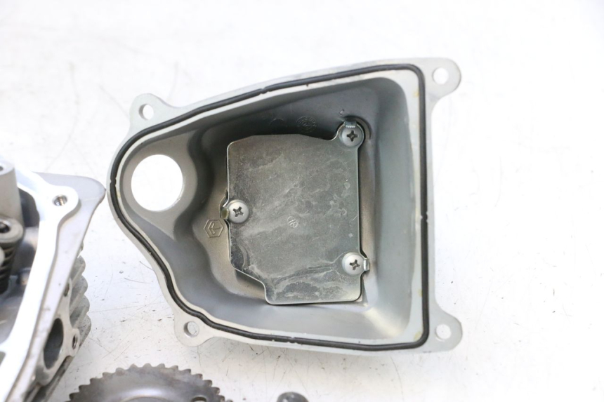 photo de GŁOWICA CYLINDRA PIAGGIO ZIP IGET 4T 50 (2021 - 2023) - Zbliżenie techniczne