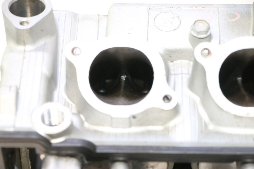photo de GŁOWICA CYLINDRA KAWASAKI ZX-6R ZX6R 600 (2000 - 2002) - Zbliżenie komponentów