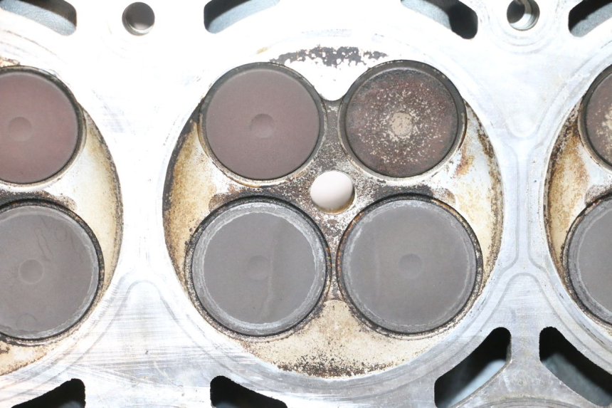 photo de GŁOWICA CYLINDRA KAWASAKI ZX-6R ZX6R 600 (2000 - 2002) - Struktura - zbliżenie