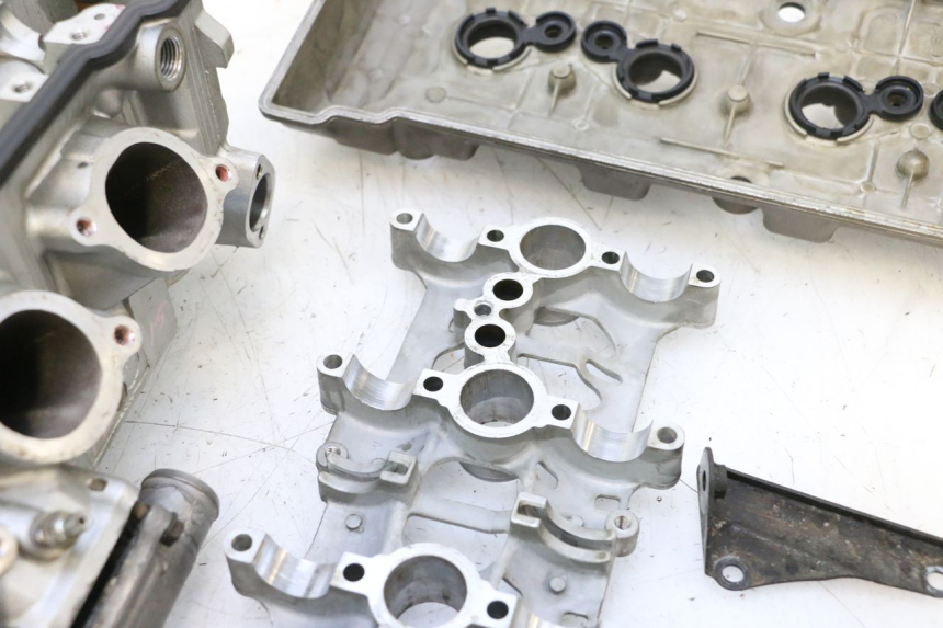 photo de GŁOWICA CYLINDRA KAWASAKI ZX-6R ZX6R 600 (2000 - 2002) - Punkty mocowania