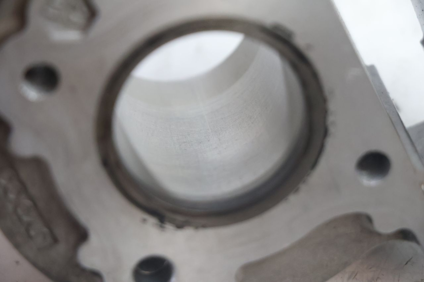 photo de CYLINDER PEUGEOT KISBEE 4T 50 (2010 - 2017) - Inny kąt widzenia