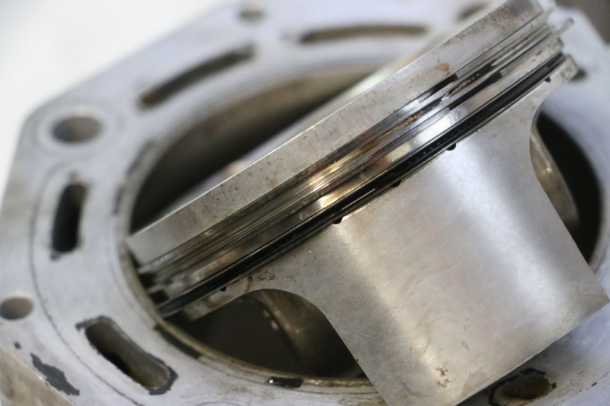 photo de PRZEDNI TŁOK CYLINDRA GILERA GP 800 (2007 - 2013) - Zbliżenie komponentów