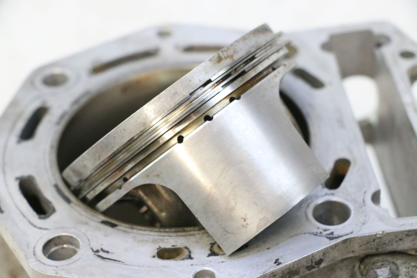 photo de PRZEDNI TŁOK CYLINDRA GILERA GP 800 (2007 - 2013) - Kontrola wizualna