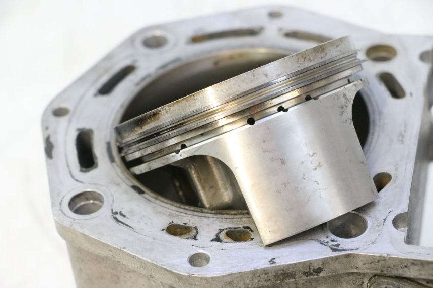 photo de PRZEDNI TŁOK CYLINDRA GILERA GP 800 (2007 - 2013) - Struktura - zbliżenie