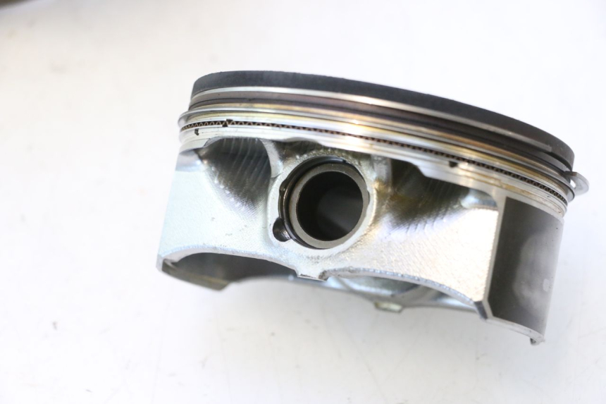 photo de PRZEDNI TŁOK CYLINDRA HARLEY DAVIDSON ROAD GLIDE FLTRXSE 1920 (2018 - 2022) - Struktura - zbliżenie