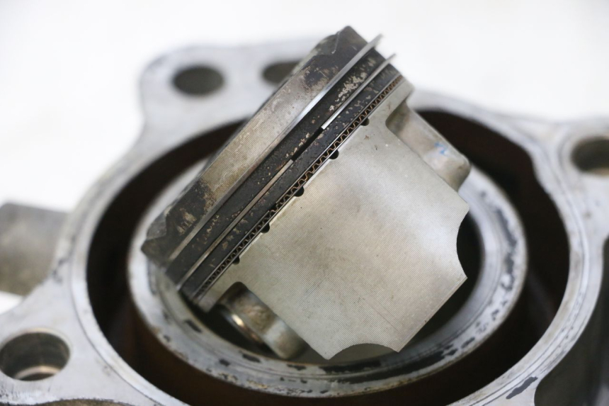 photo de CYLINDER TŁOK SUZUKI BURGMAN 125 (2007 - 2014) - Struktura - zbliżenie