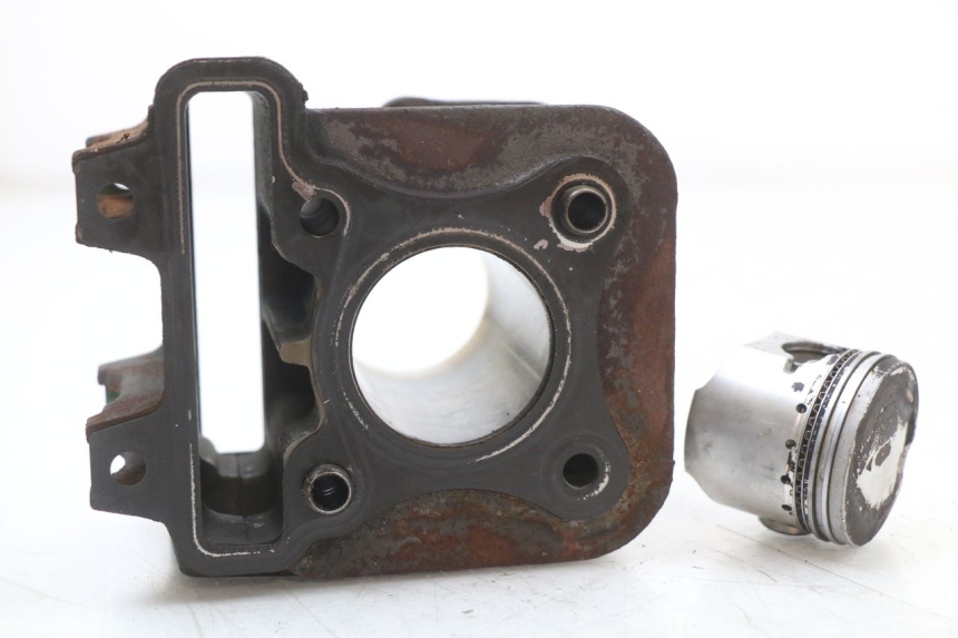 photo de CYLINDER TŁOK PIAGGIO FLY 4T 50 (2004 - 2010) - Inny kąt widzenia