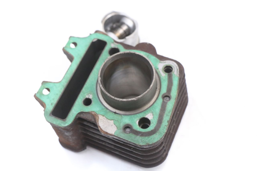 photo de CYLINDER TŁOK PIAGGIO FLY 4T 50 (2004 - 2010) - Zbliżenie techniczne
