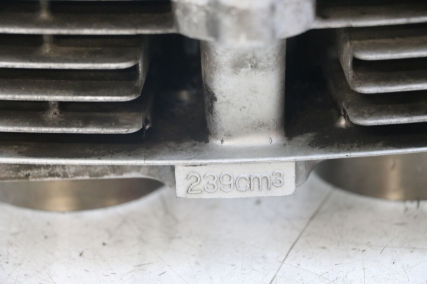 photo de CYLINDER TŁOK SUZUKI GSX E 250 (1982 - 1983) - Zbliżenie komponentów