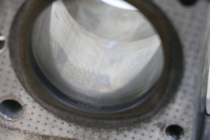 photo de CYLINDER TŁOK SUZUKI GSX E 250 (1982 - 1983) - Zbliżenie techniczne