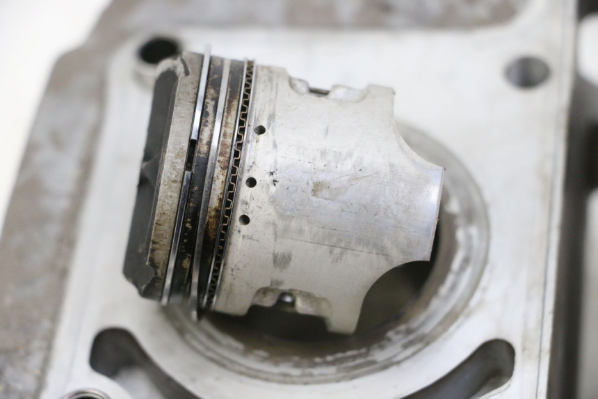 photo de CYLINDER TŁOK HYOSUNG GTR 125 (2006 - 2008) - Struktura - zbliżenie