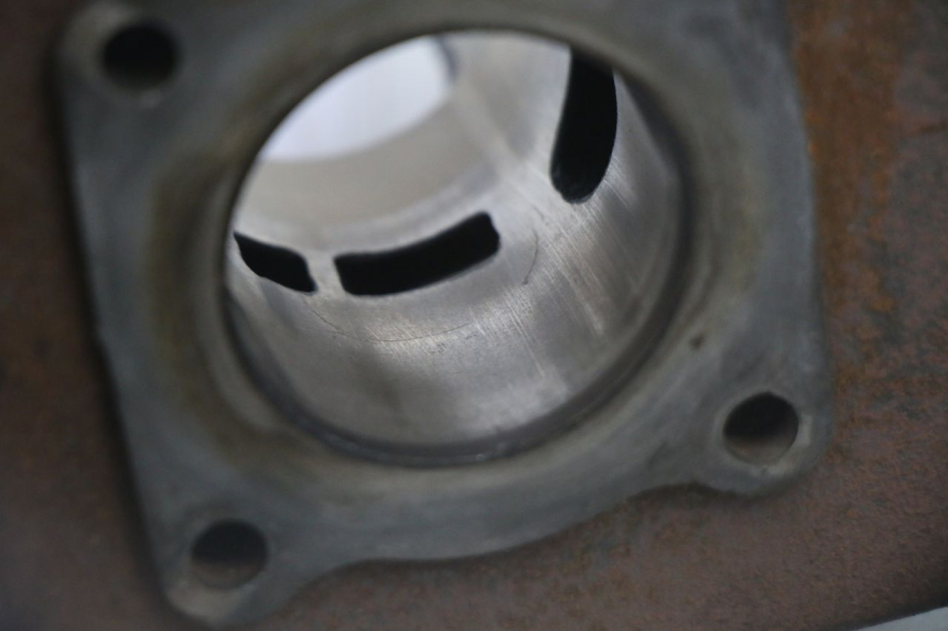 photo de CYLINDER TŁOK PEUGEOT KISBEE 2T 50 (2010 - 2017) - Szczegóły charakterystyczne